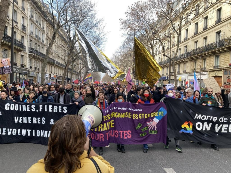 Dans le cortège parisien, le Pink Bloc mène la danse